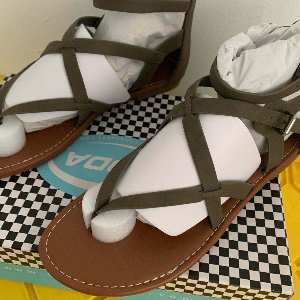 Soda Women’s Sandals Olive Green Faux Leather Strappy Platform 8.5 NEW